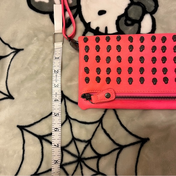 Hot pink skull clutch/shoulder bag with gunmetal hardware - Picture 8 of 9